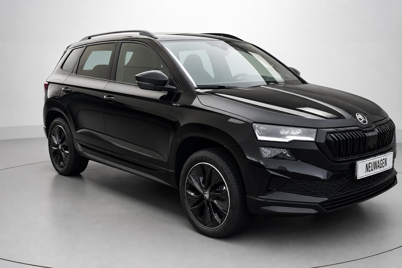 Skoda Karoq schwarz SUV Frontansicht schraeg Neuwagen
