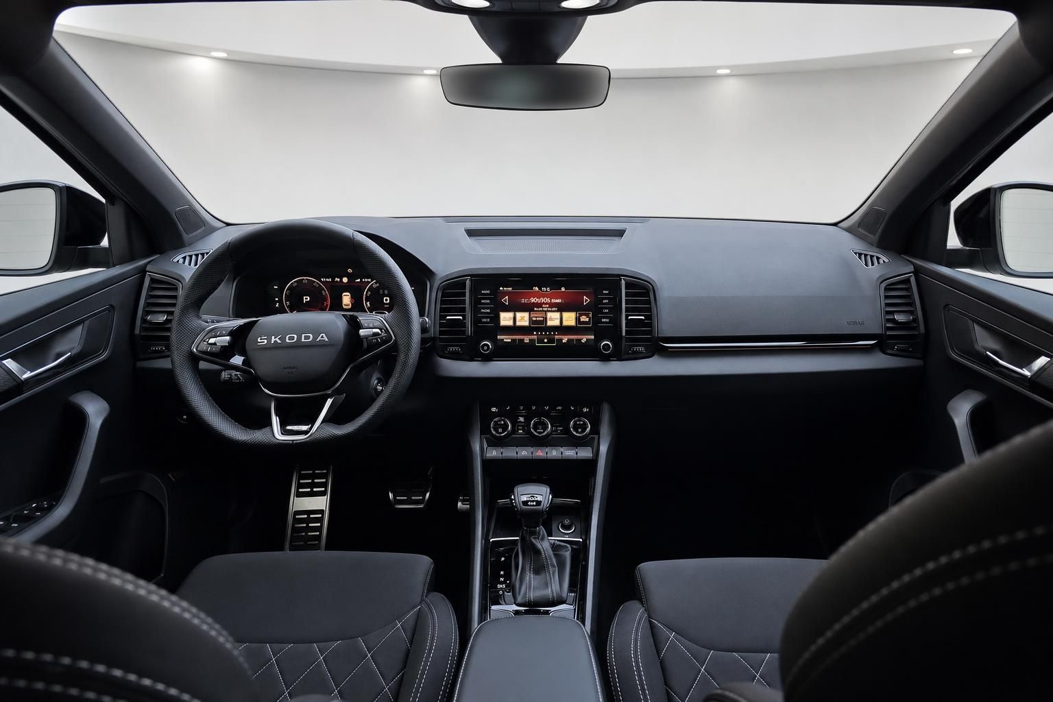 Skoda Cockpit Gesamtansicht mit Lenkrad Touchscreen und schwarzem Ledersitz Interieur