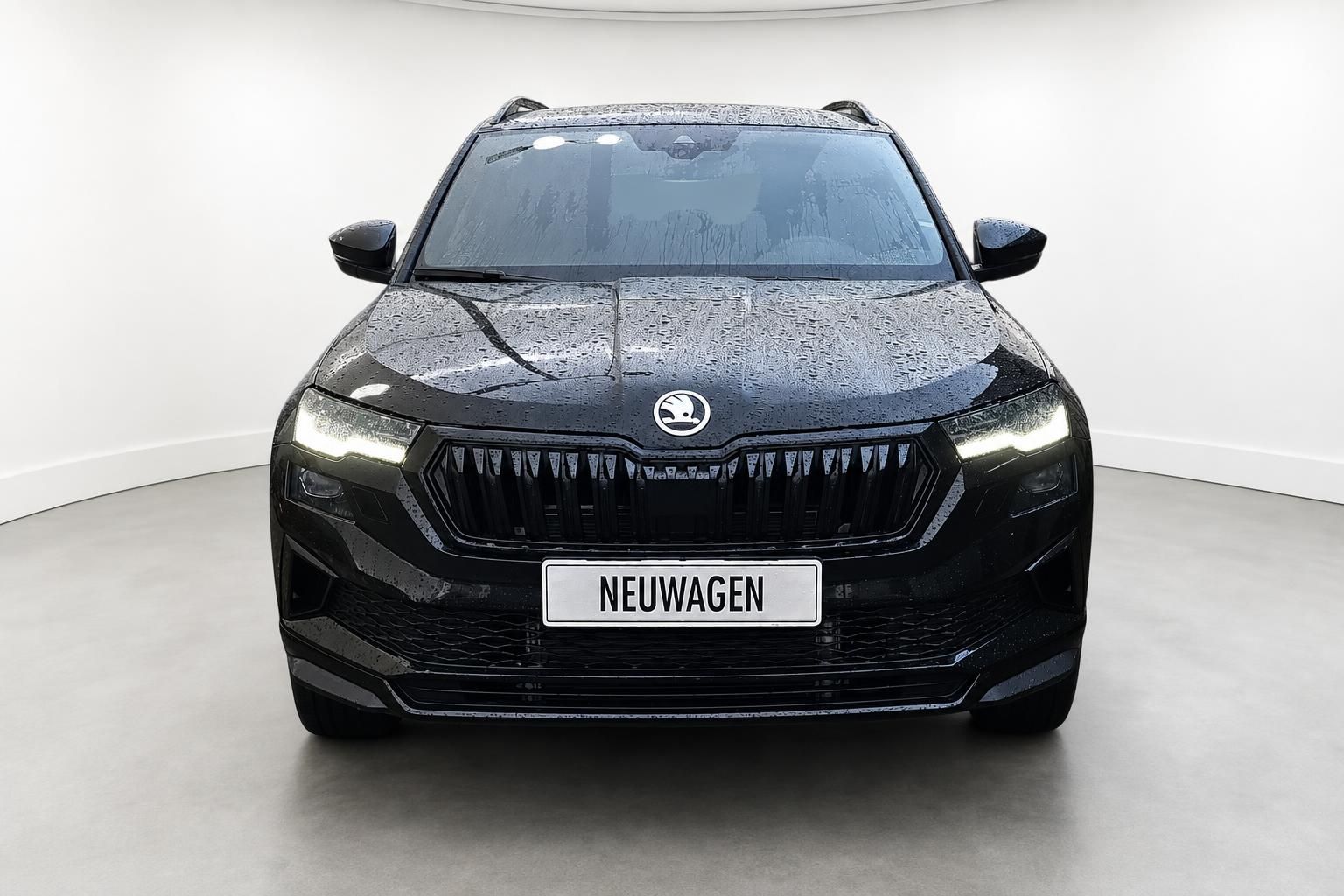 Skoda Karoq schwarz Frontansicht Neuwagen Studio