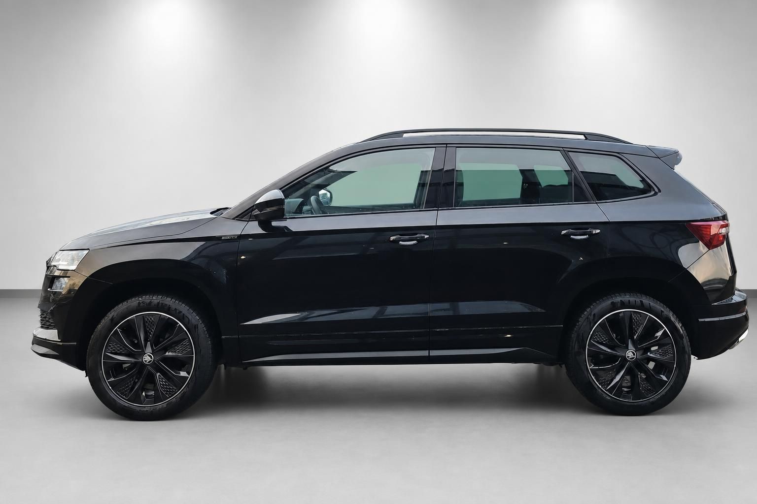 Skoda Karoq schwarz SUV Seitenansicht Profil Neuwagen