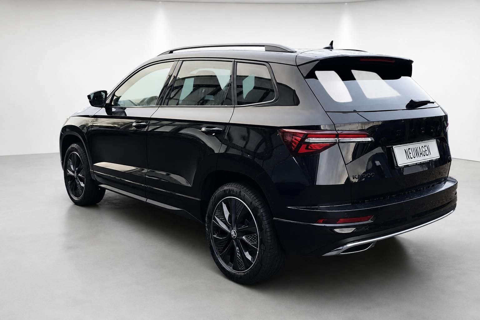 Skoda Karoq schwarz Heckansicht schraeg Neuwagen Studio