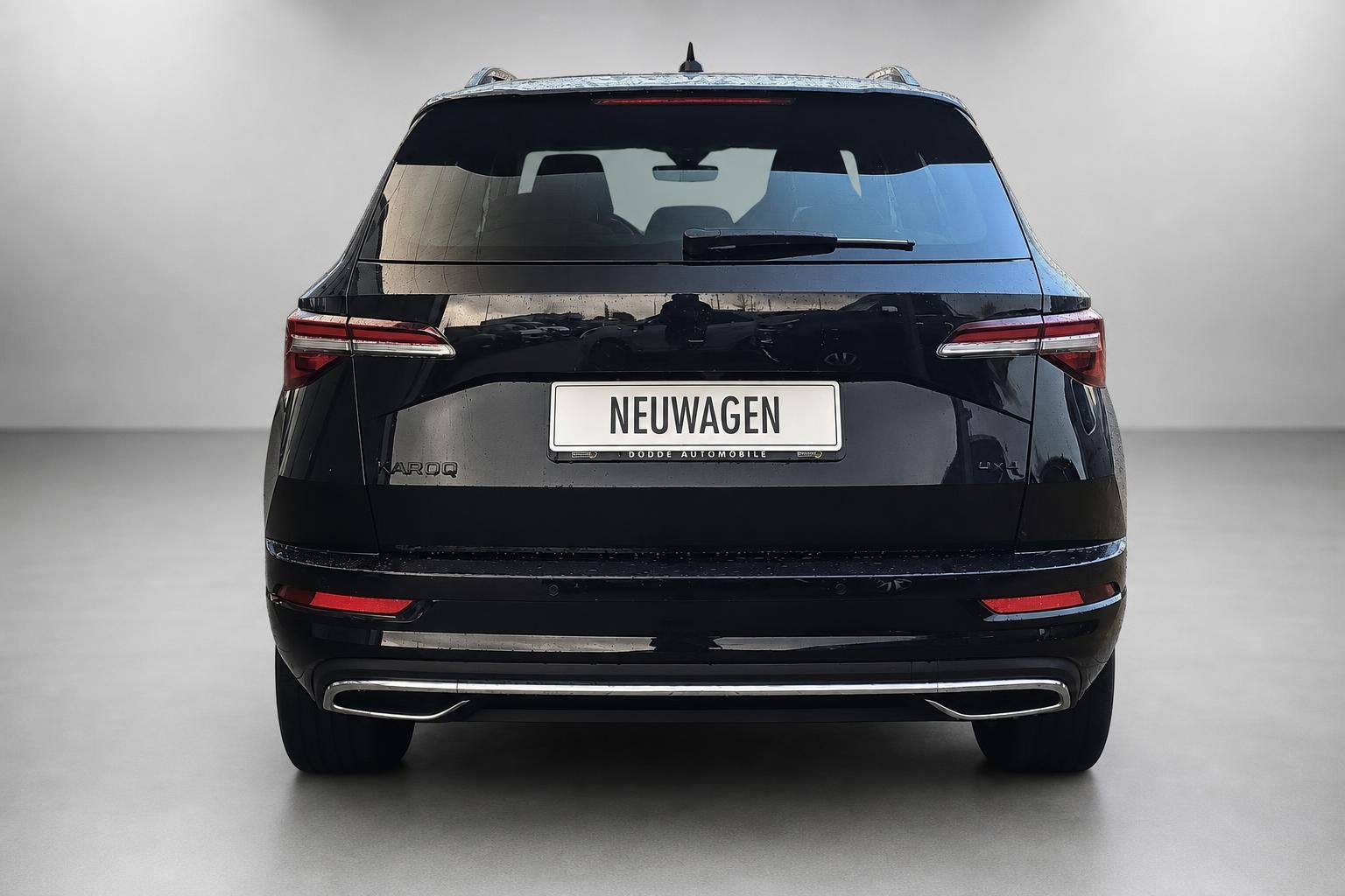 Skoda Karoq schwarz Heckansicht Neuwagen Studio