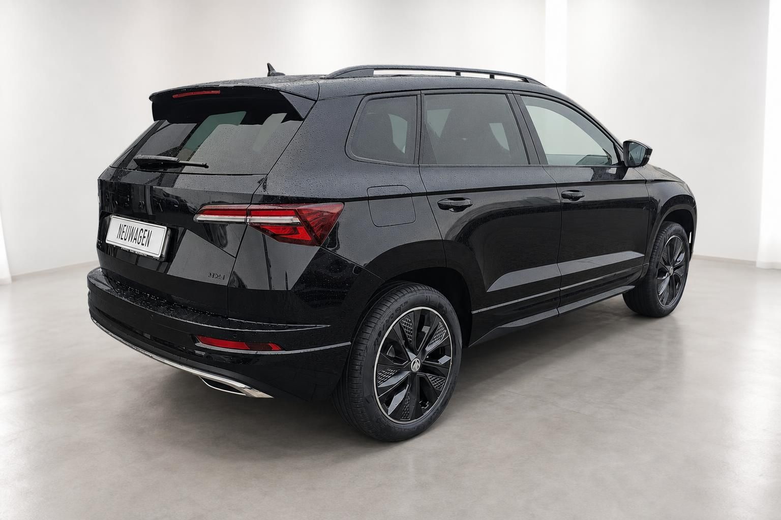 Skoda Karoq schwarz Heck seitlich Neuwagen SUV
