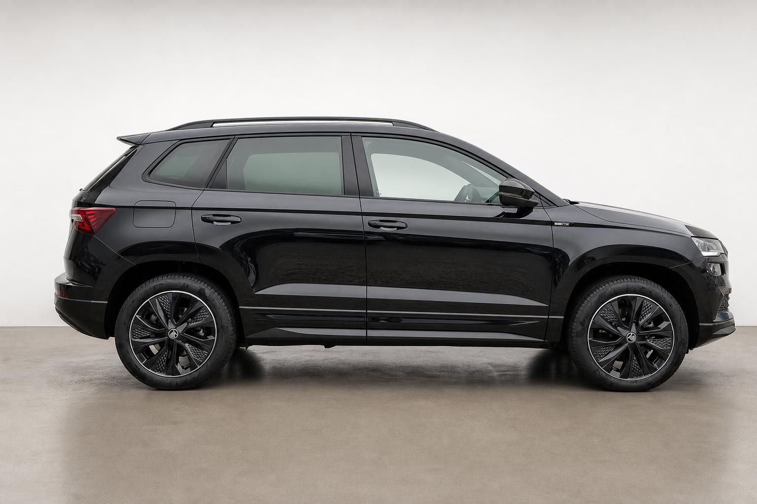Skoda Karoq schwarz Seitenansicht mit Alufelgen