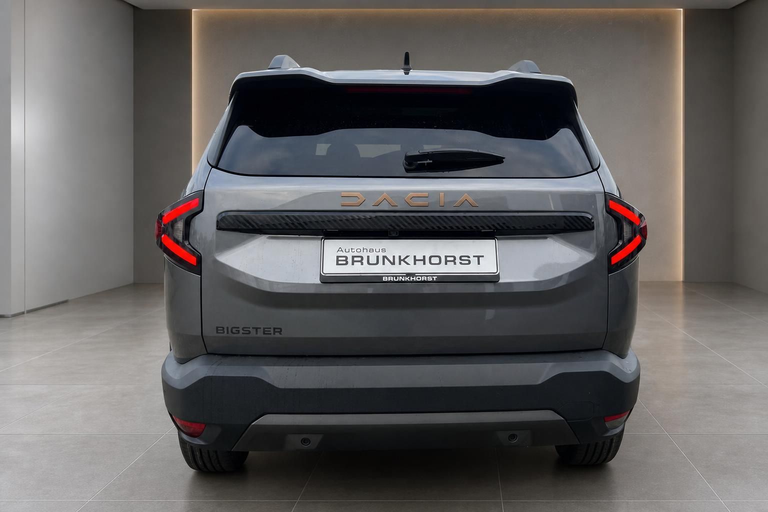 Dacia Bigster grauer SUV Heckansicht - modernes Design mit LED-Rückleuchten