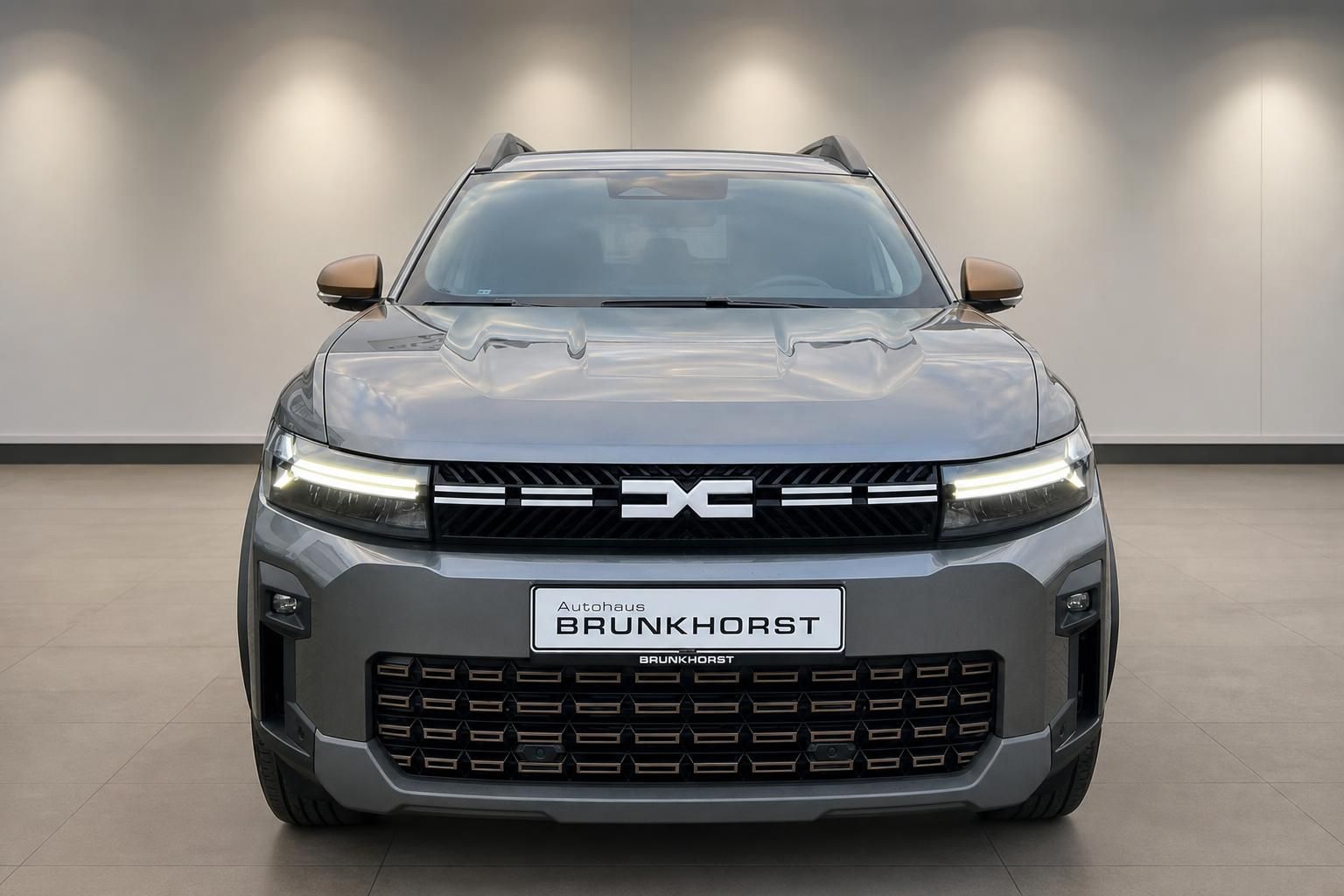 Dacia Bigster grauer SUV Frontansicht - markanter Kühlergrill mit LED-Scheinwerfern