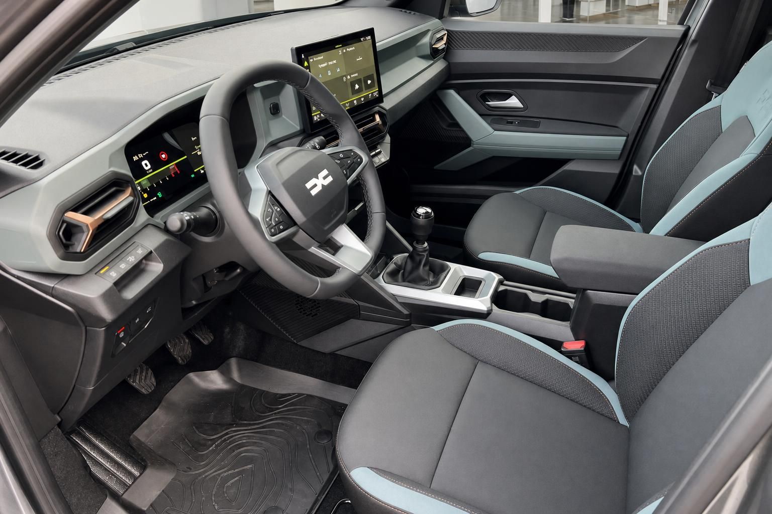 Dacia Bigster Innenraum vorne - graue Sitze, digitales Cockpit und Touchscreen-Infotainment