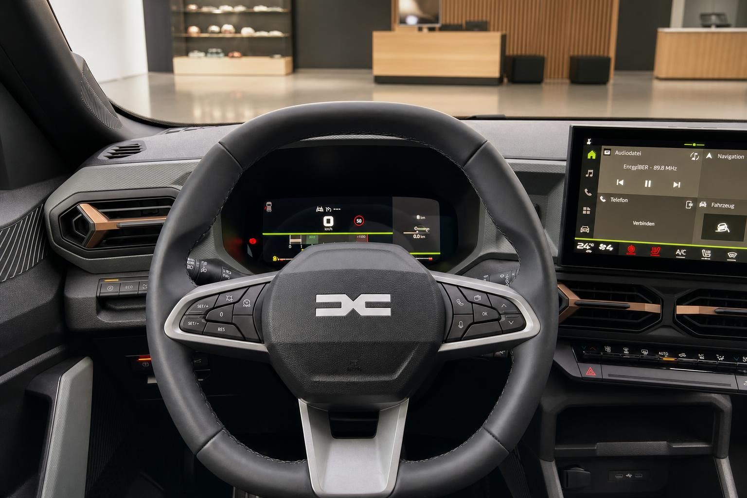 Fahrzeug-Innenraum mit Lenkrad, digitalem Tacho und Infotainment-System