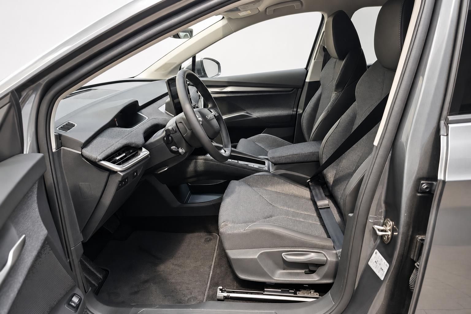 Skoda Elroq Innenraum Fahrersitz und Cockpit mit Lenkrad im Detail