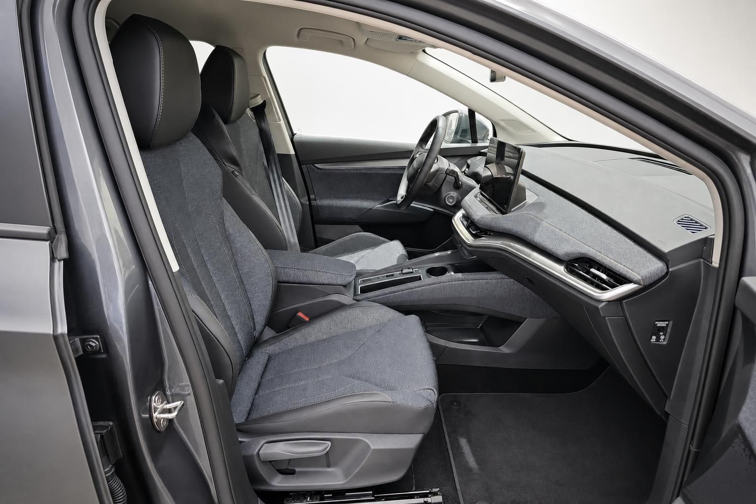 Skoda Elroq Interieur Blick auf Vordersitze und Armaturenbrett