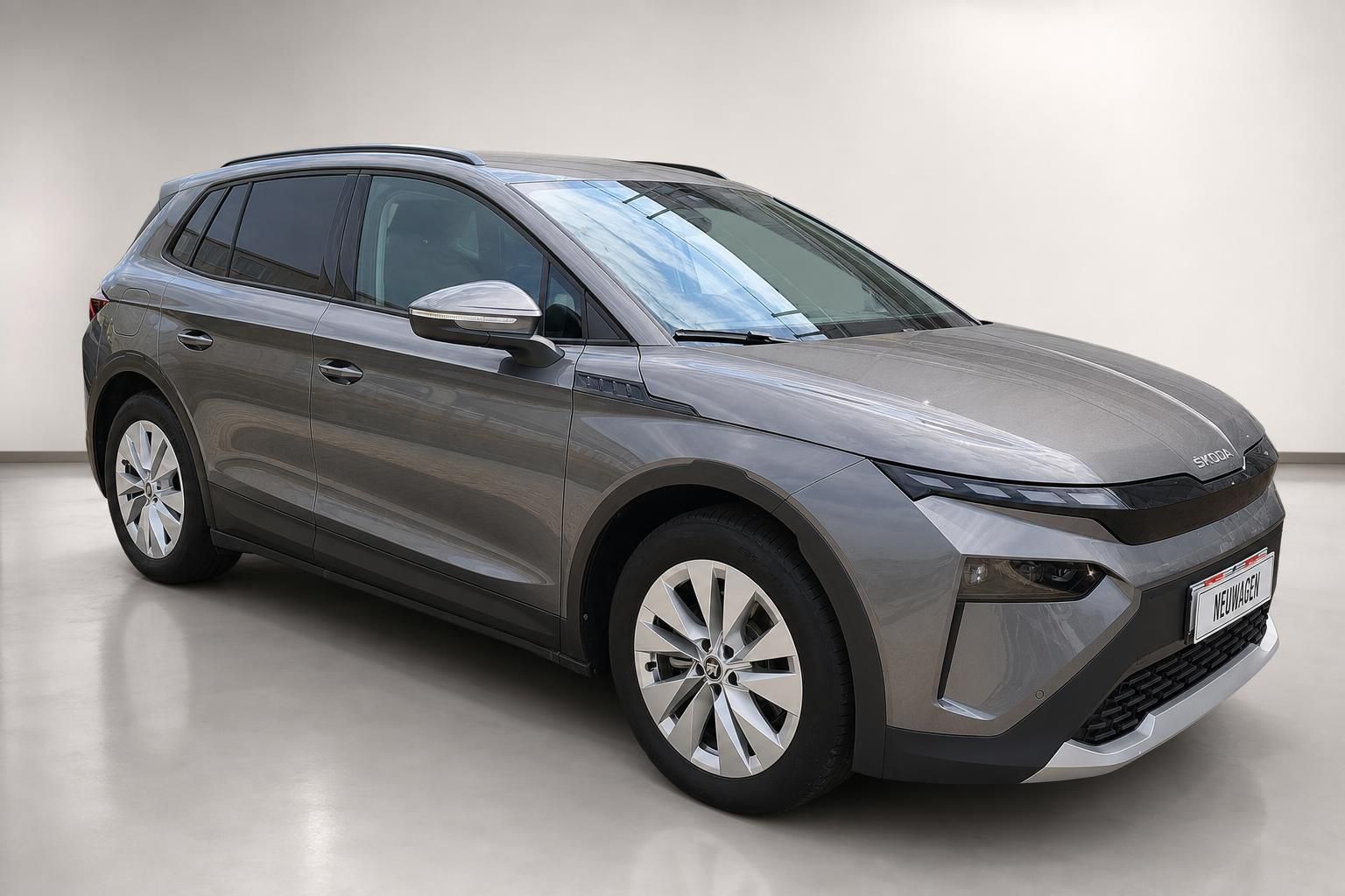 Skoda SUV braun Frontansicht schraeg Neuwagen Studio
