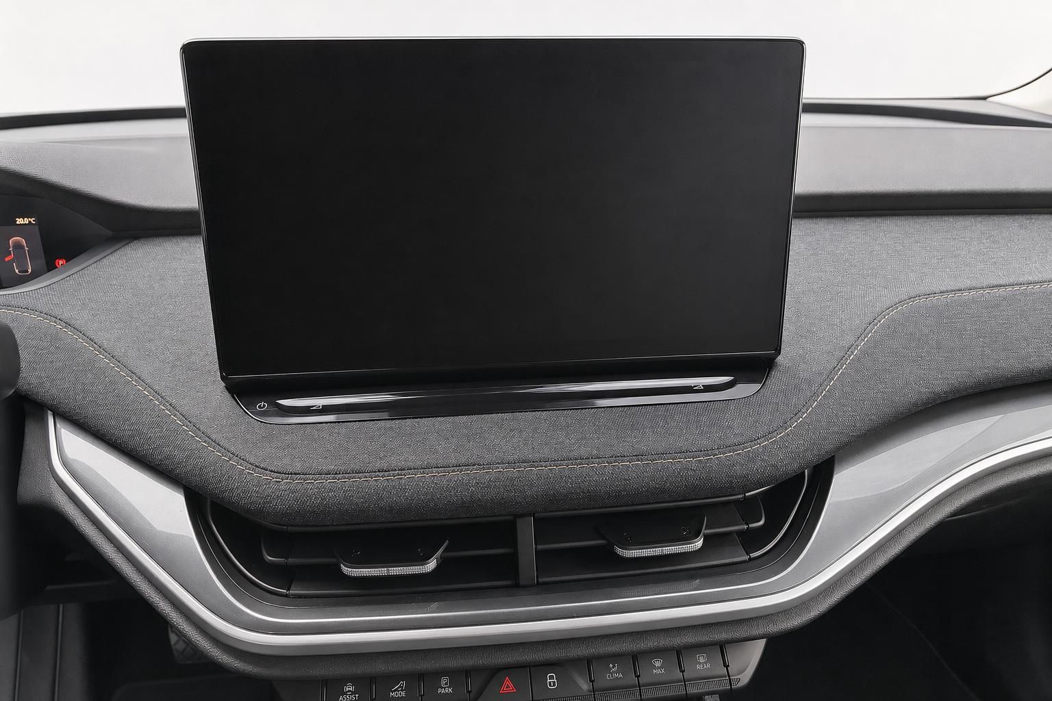 Nahaufnahme Infotainment-Touchscreen und Lüftungsdüsen im Fahrzeug Cockpit