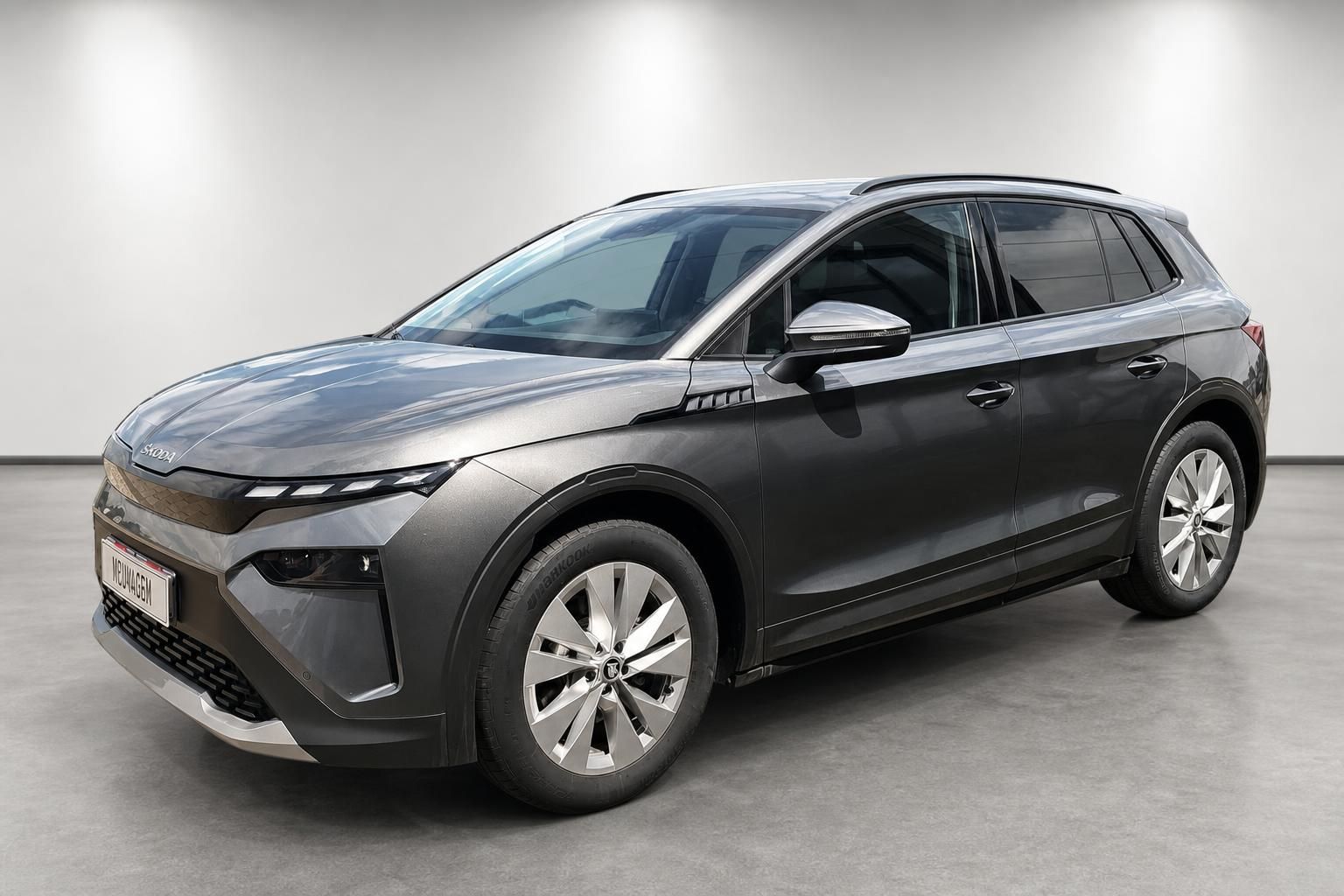 Skoda SUV grau Seitenansicht schraeg vorne Neuwagen