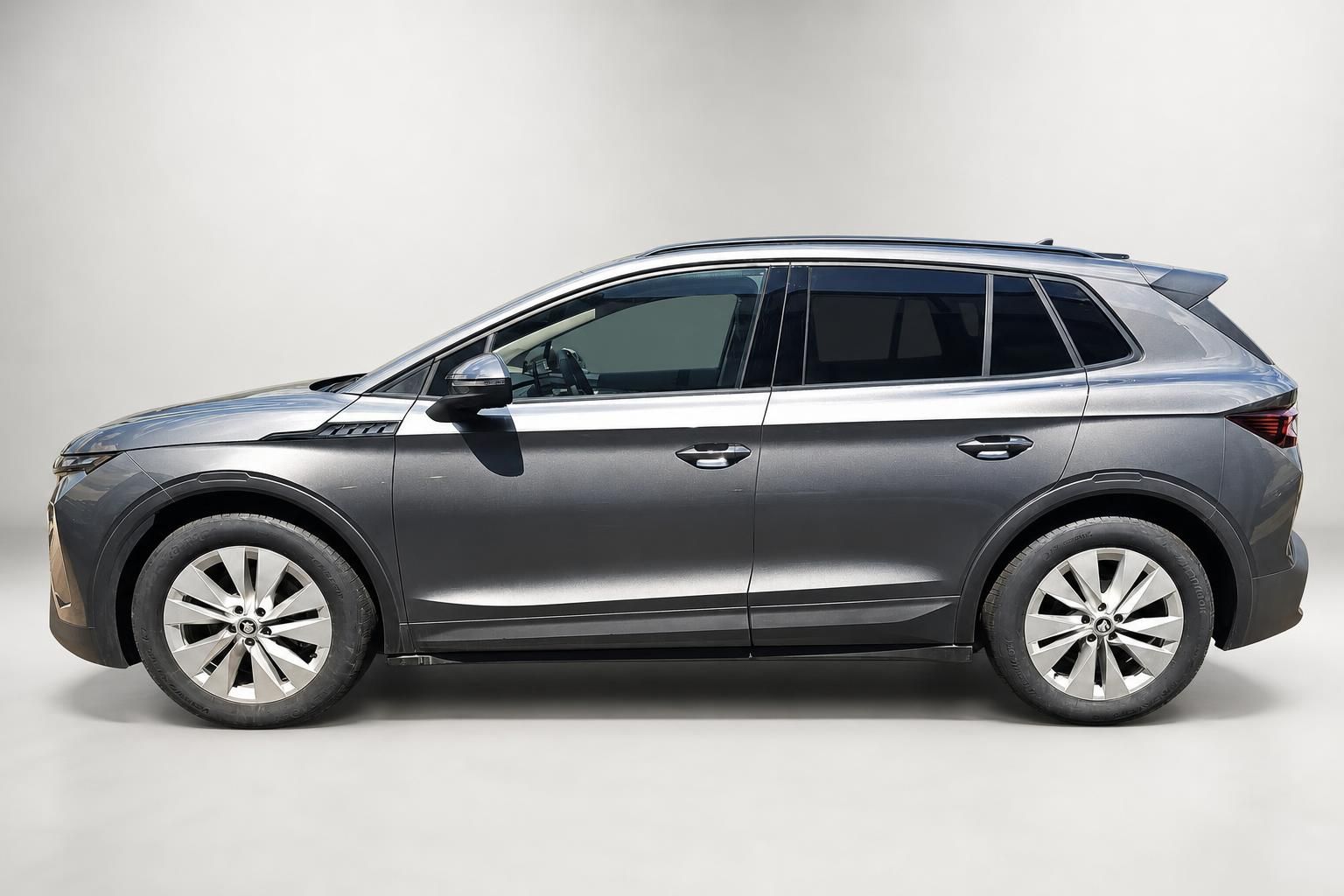 Skoda SUV grau Seitenansicht Profil Neuwagen Studio
