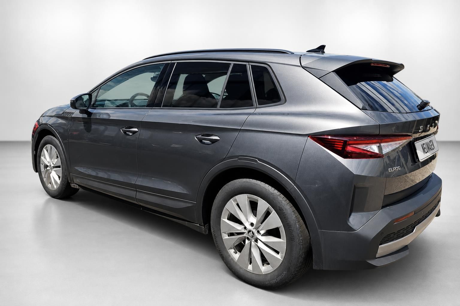 Skoda Elroq grau Heckansicht schraeg Neuwagen Studio