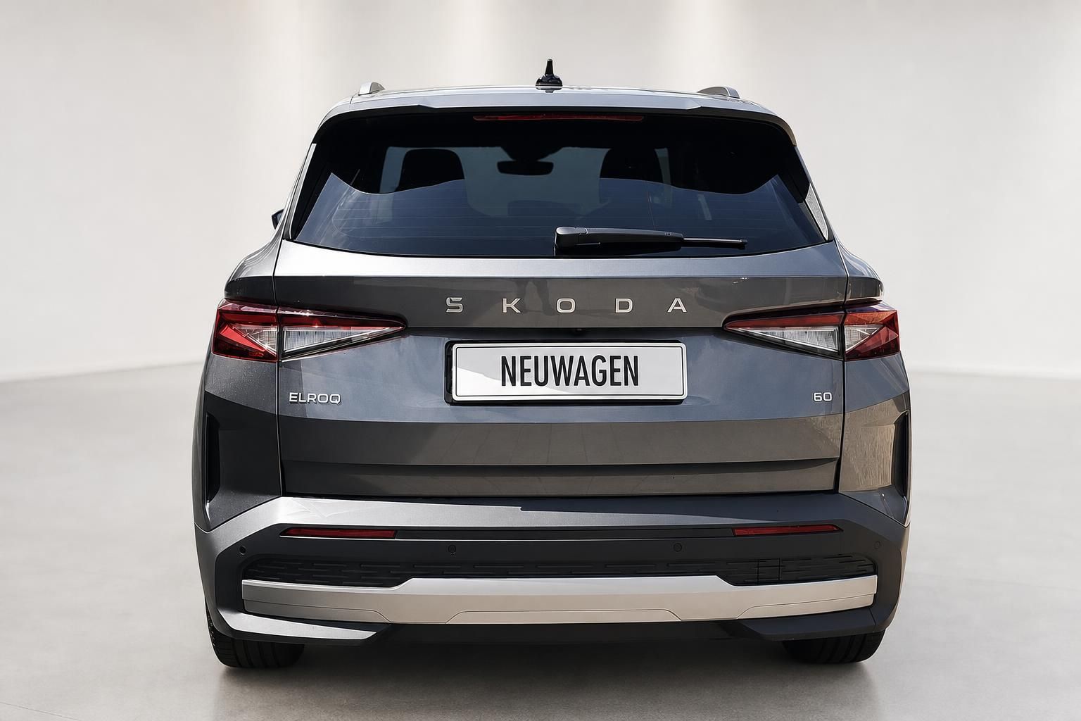 Skoda Elroq 60 Neuwagen Ansicht von hinten in grauer Metallic-Lackierung