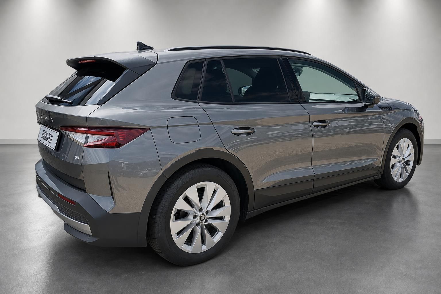 Skoda Elroq 60 Heckansicht schraeg mit Alufelgen und Dachspoiler