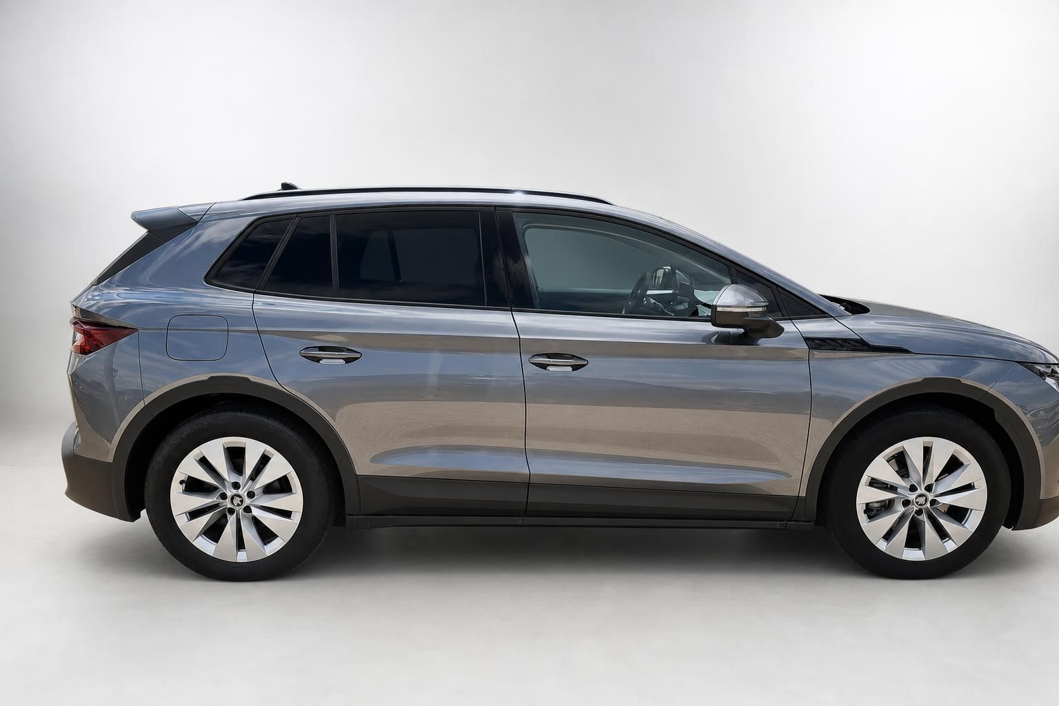 Skoda Elroq Seitenansicht Elektro-SUV in grau vor neutralem Hintergrund