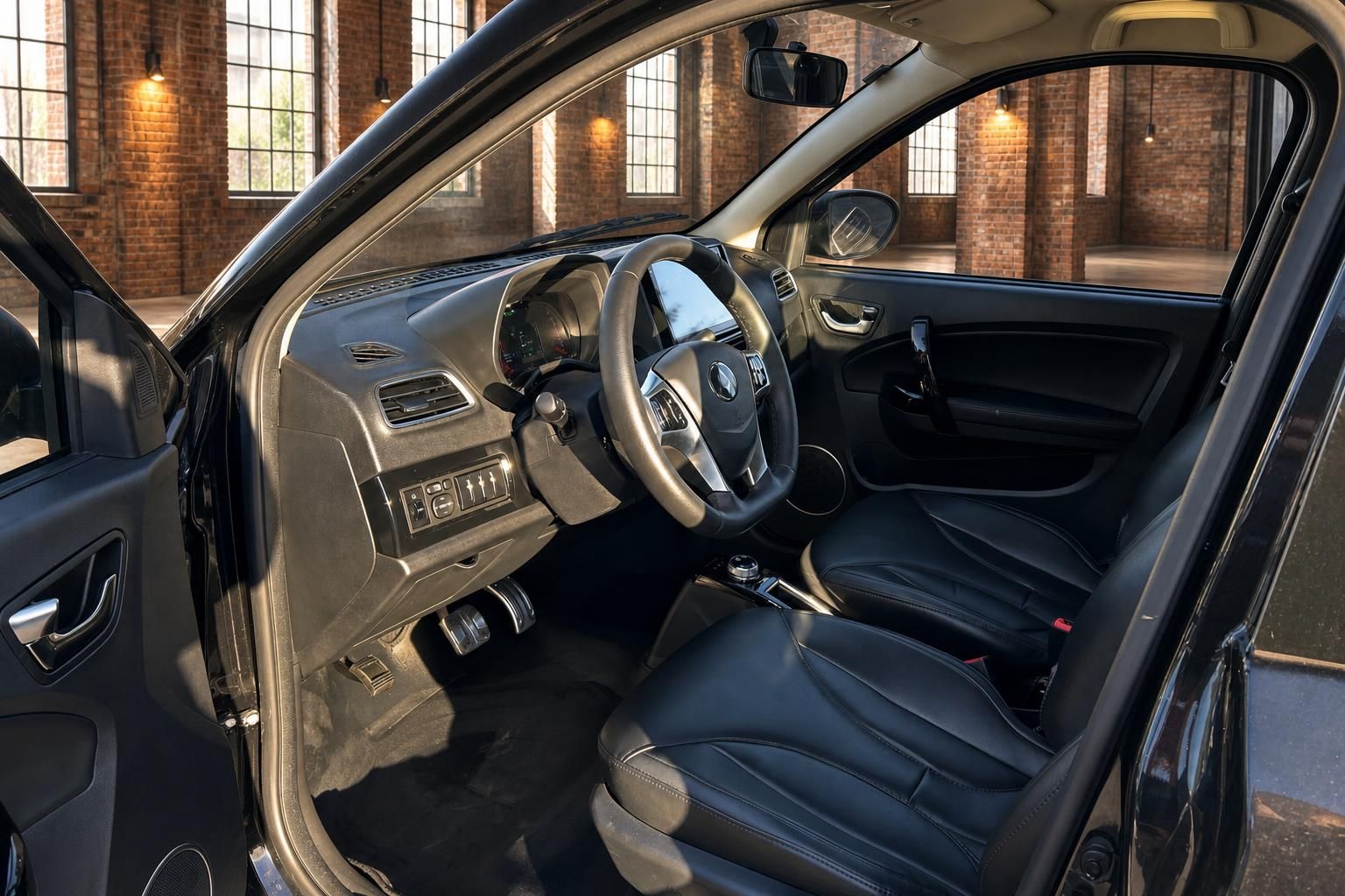 Elaris Elektroauto Innenraum Fahrerseite mit Lenkrad schwarzem Ledersitz und Armaturenbrett