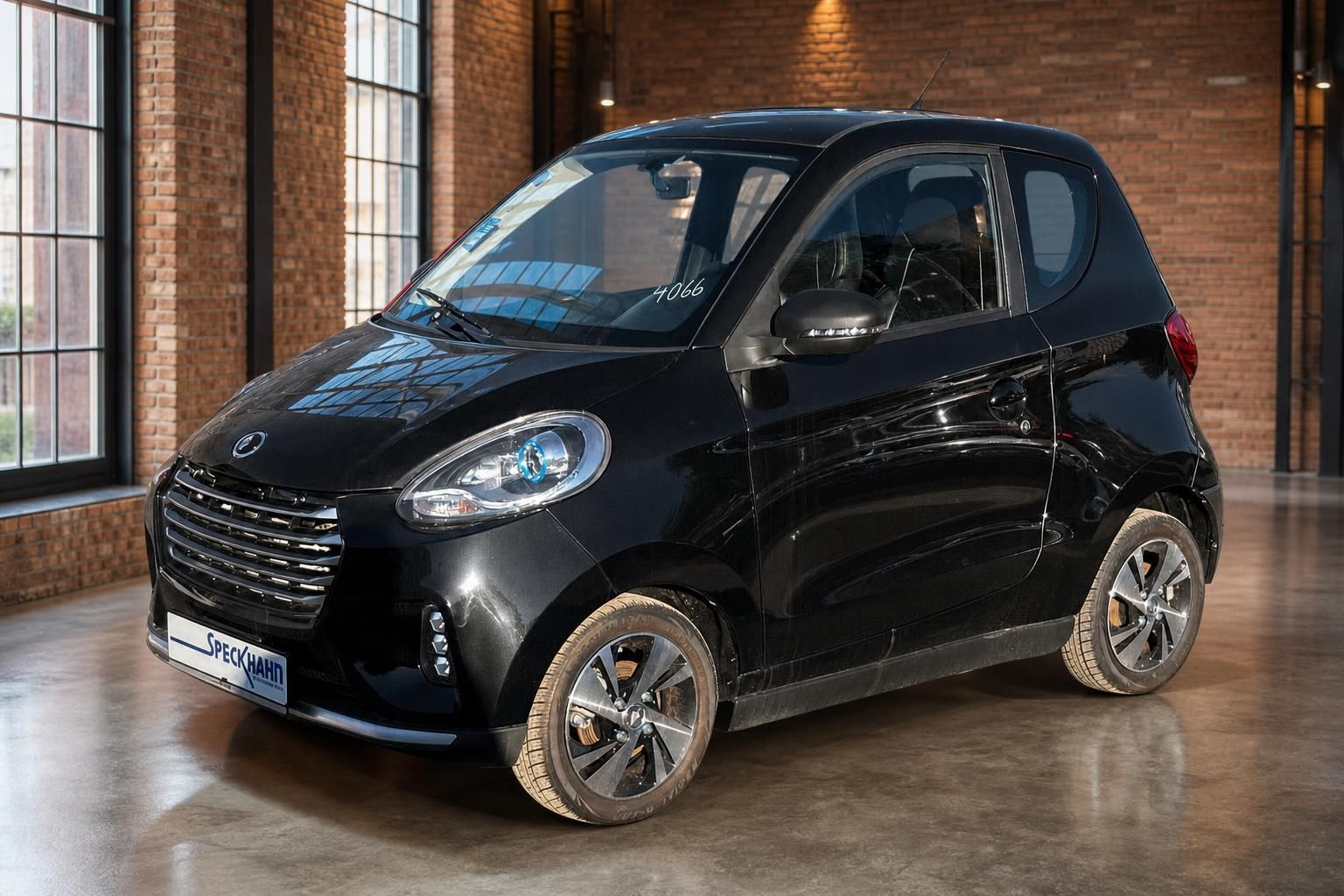Elaris Pio schwarz Frontansicht schräg – Elektro-Kleinstwagen mit Chromgrill bei Speckhahn