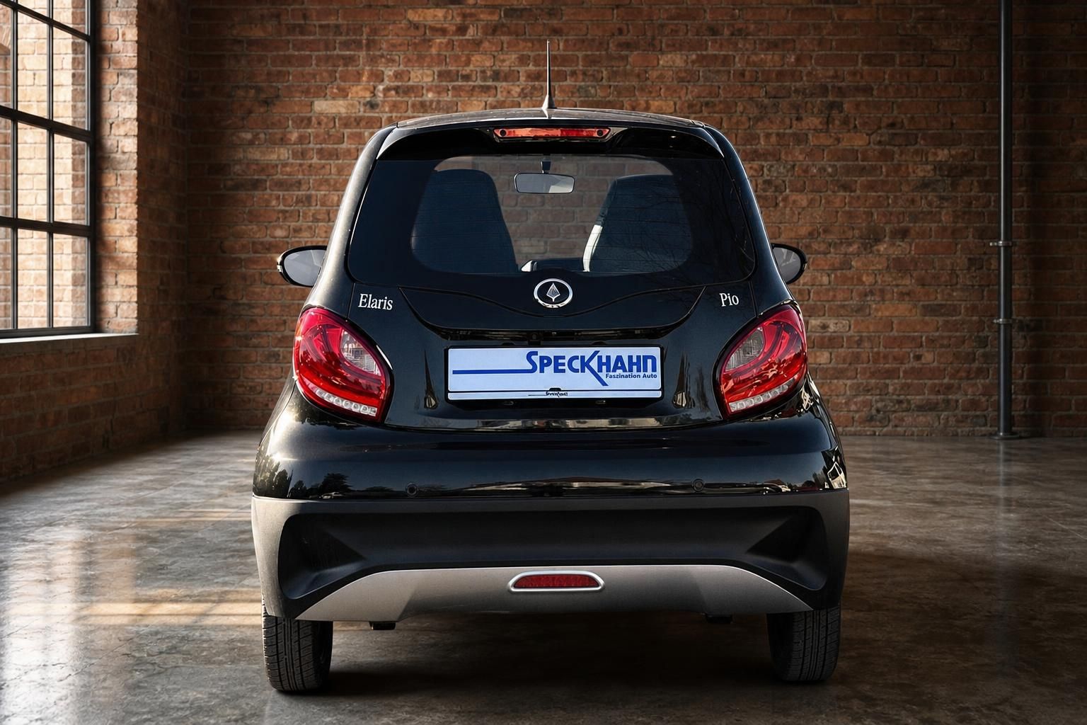 Elaris Pio schwarz Heckansicht – kompakter Elektro-Kleinwagen bei Autohaus Speckhahn