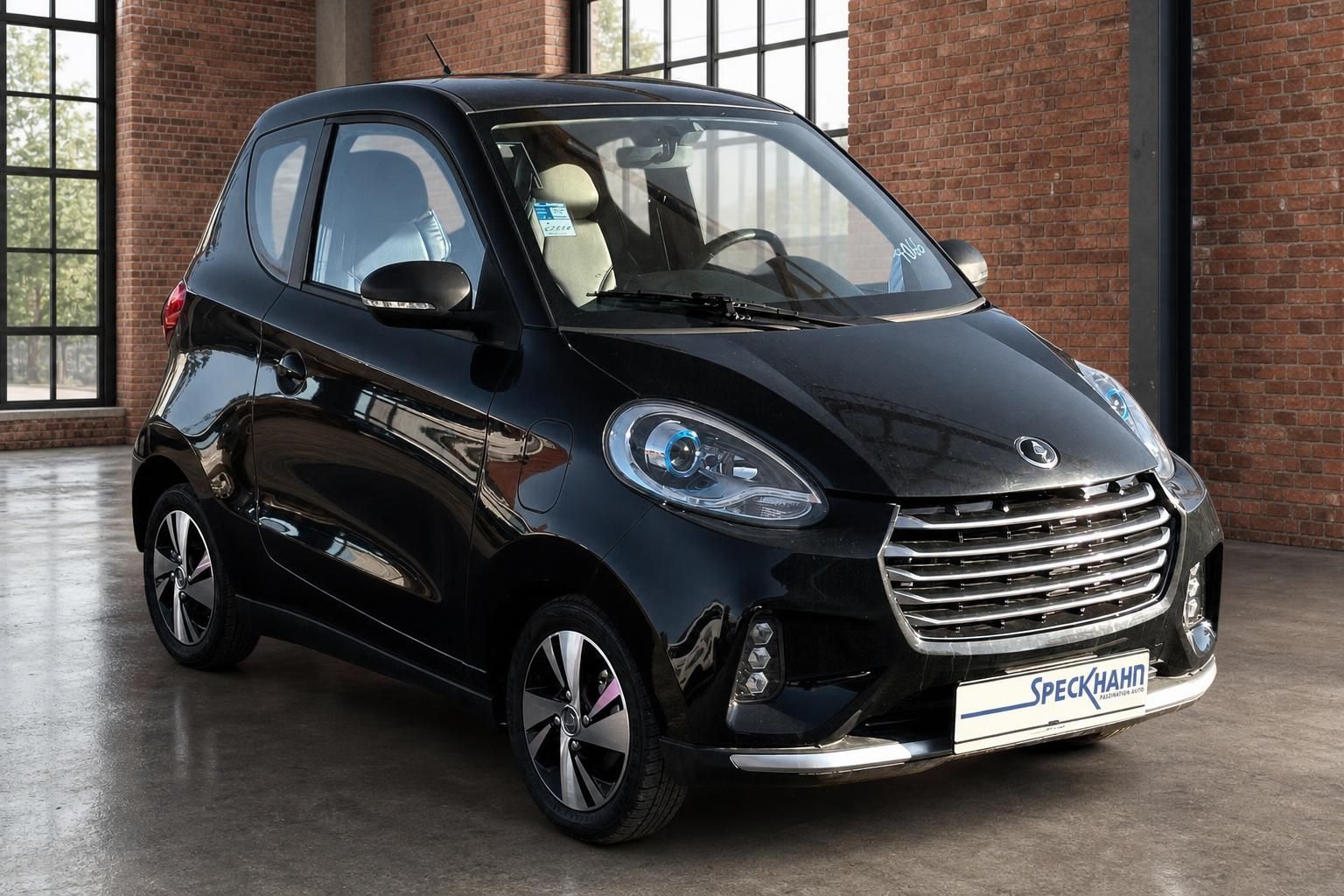 Elaris Pio schwarz Frontansicht schräg – Elektro-Stadtauto mit LED-Scheinwerfern bei Speckhahn