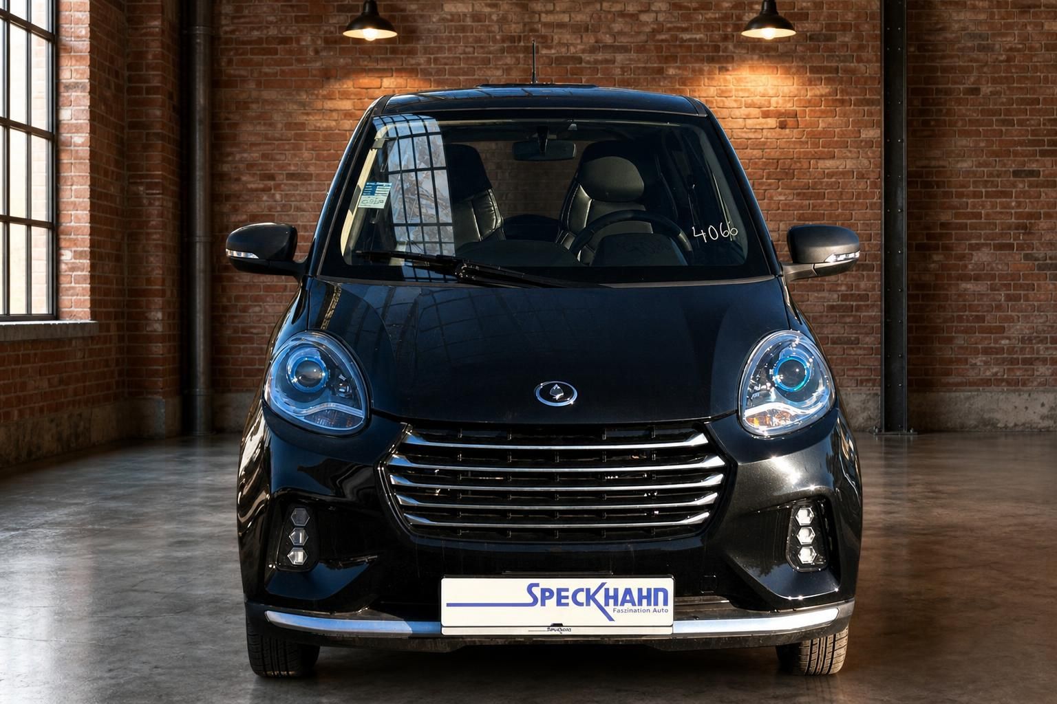 Elaris Elektroauto schwarz Frontansicht mit Xenon-Scheinwerfern im Industriestudio