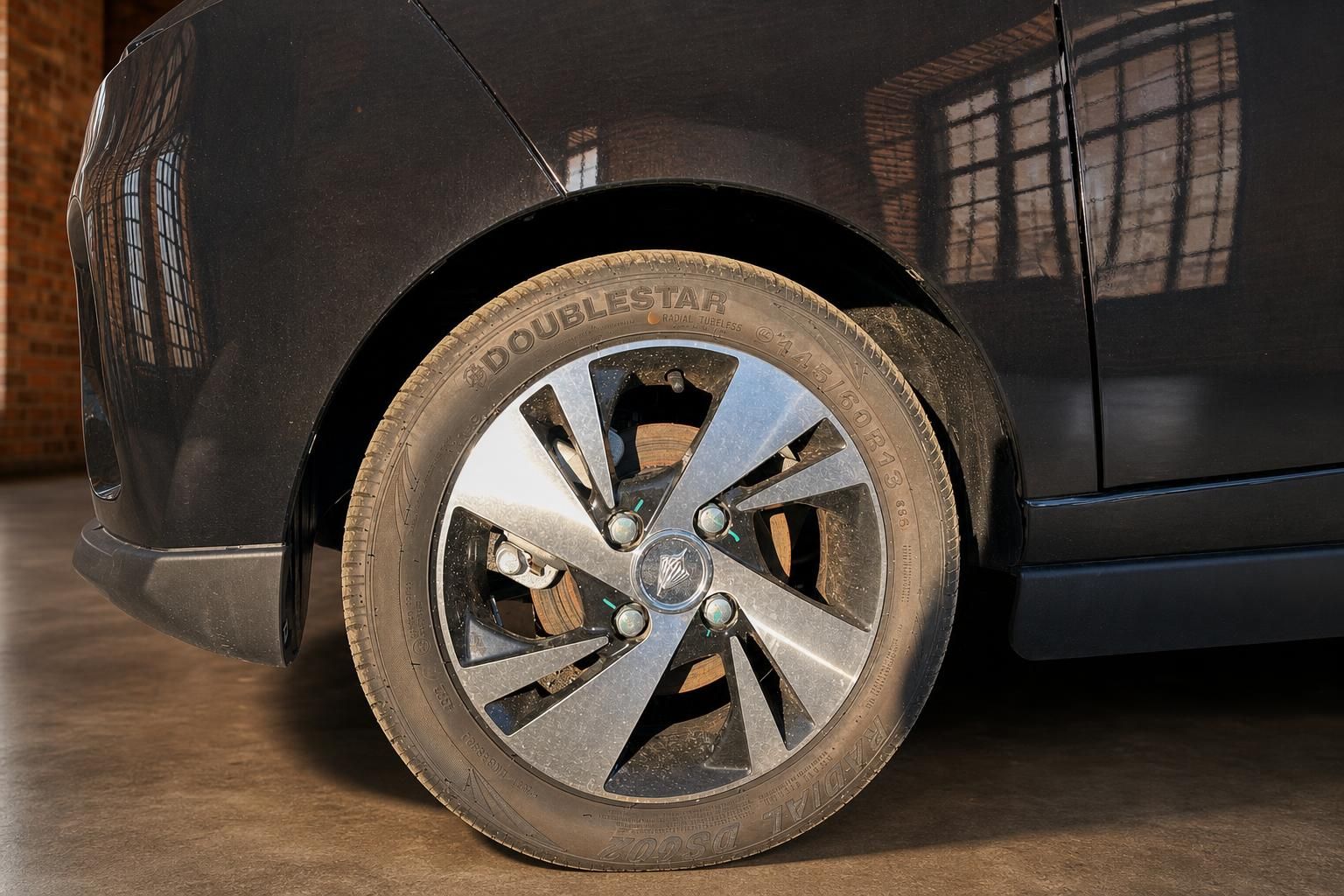 Elaris Elektroauto Alufelge Detailaufnahme mit Doublestar Reifen 145/60 R13
