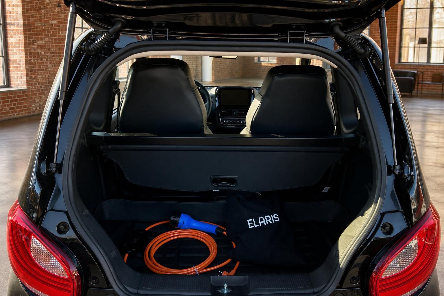 Elaris Elektroauto Kofferraum geöffnet mit Ladekabel Type 2 orange im Laderaum