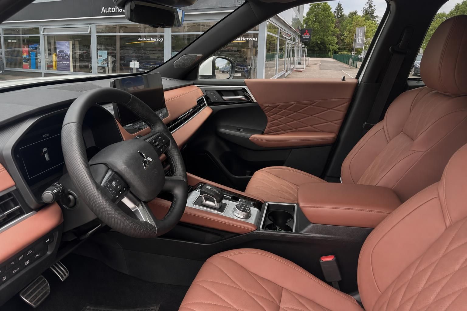 Mitsubishi SUV Innenraum - braune Ledersitze mit Steppung und schwarzes Armaturenbrett