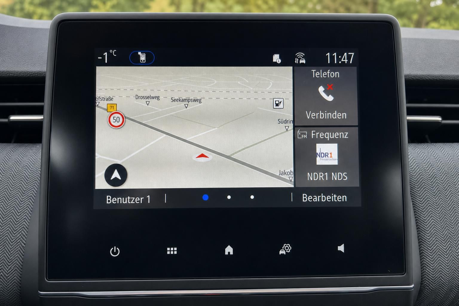 Fahrzeug Infotainment-System mit Navigationskarte und Radiofunktionen
