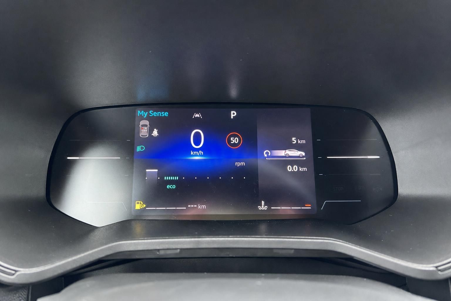 Digitales Cockpit Display mit My Sense System und Fahrtinformationen im Fahrzeug-Innenraum