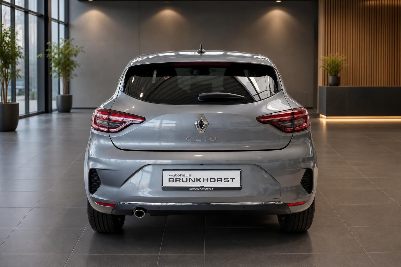 Renault Clio Heckansicht in silber mit LED-Rücklichtern im Autohaus Brunkhorst