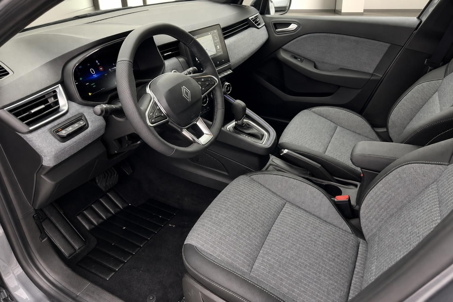 Renault Clio Fahrersitz und Armaturenbrett mit modernem Infotainment-System