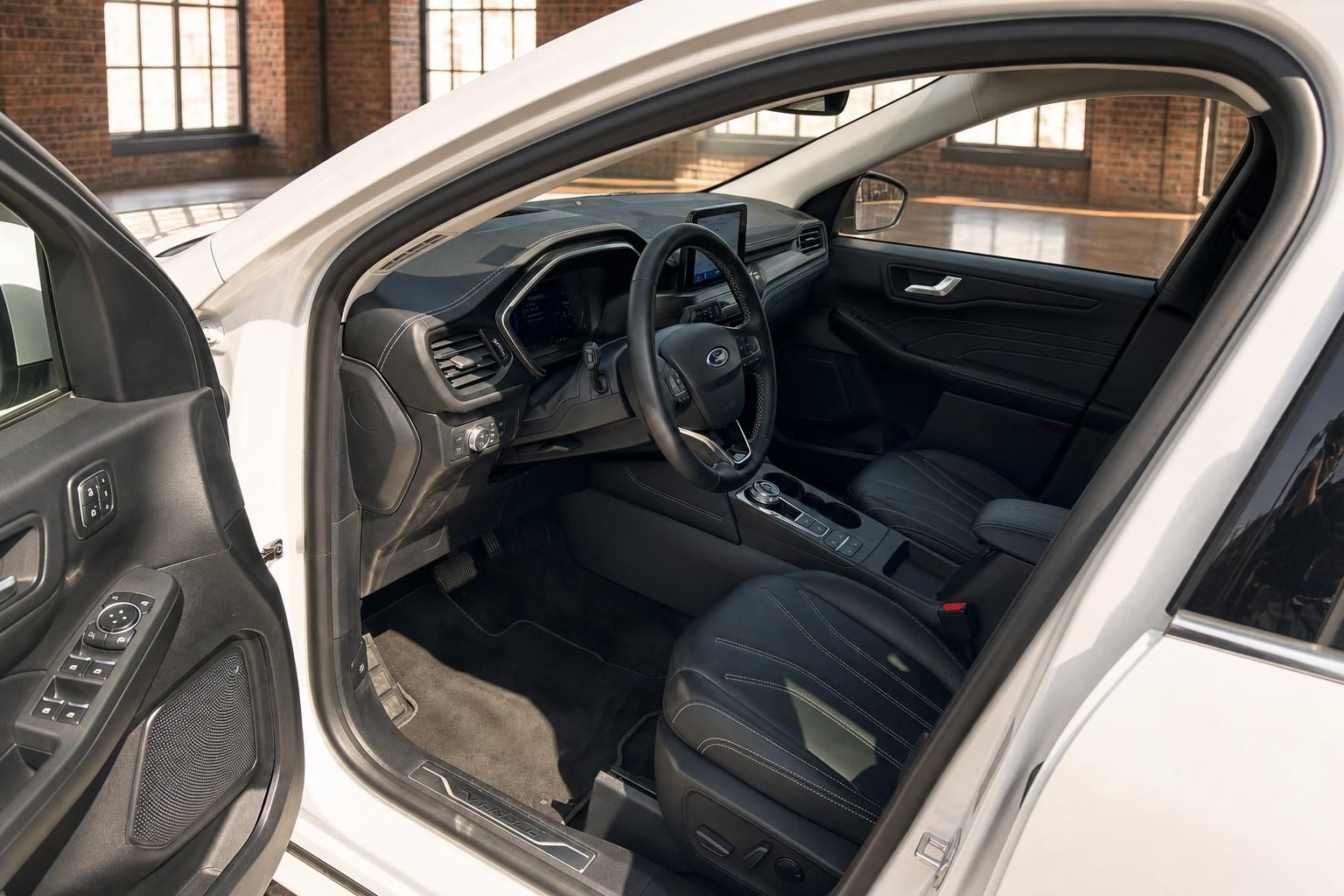 Ford Kuga Innenraum Cockpit und Fahrersitz mit geöffneter Tür