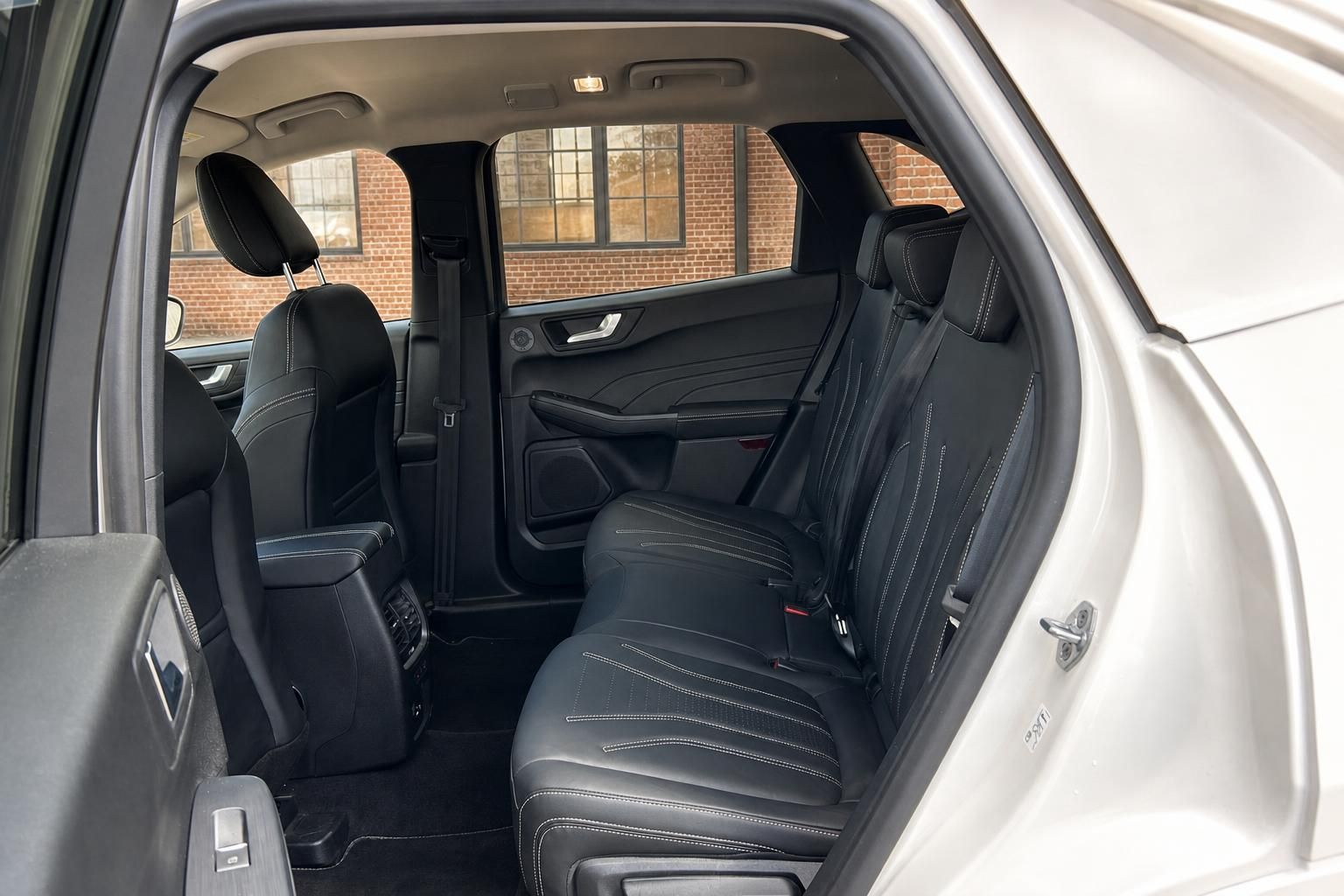 Ford Rücksitze mit schwarzem Leder durch geöffnete Tür