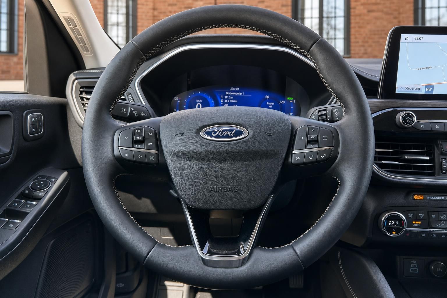 Ford Lenkrad Nahaufnahme mit Bedienelementen und Display