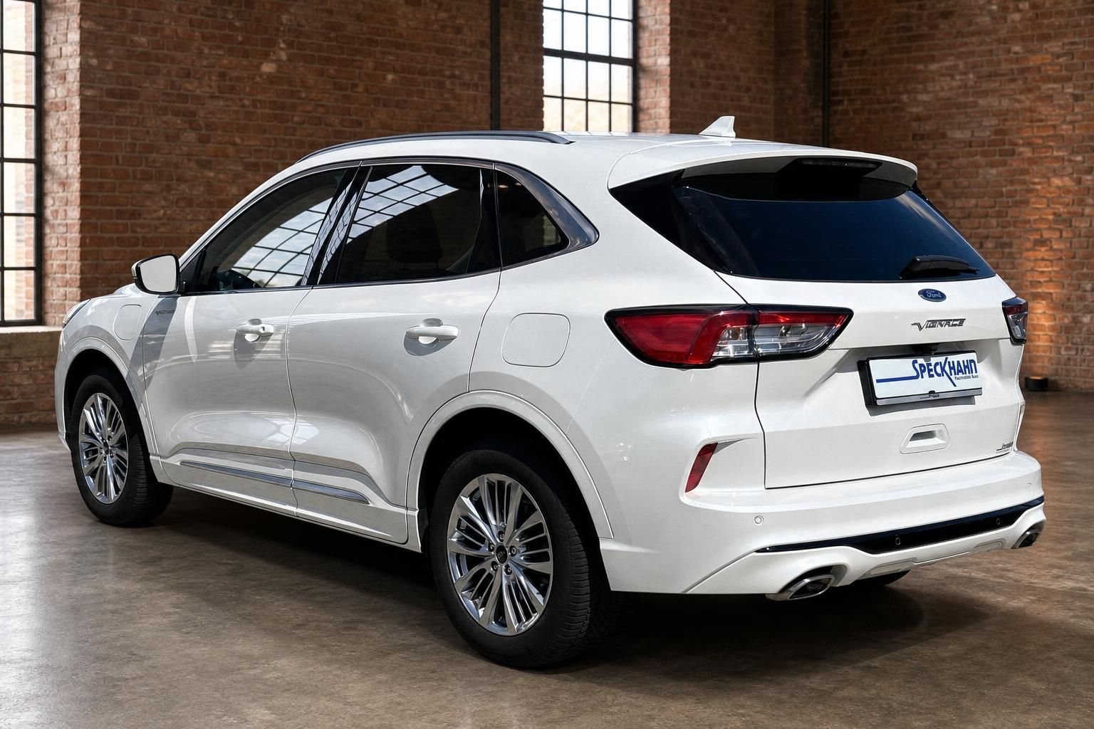 Ford Kuga Vignale in Weiß, Heck- und Seitenansicht im Loft