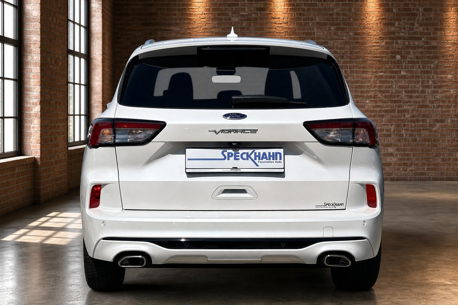 Ford Kuga Vignale weiß, direkte Heckansicht mit Rückleuchten
