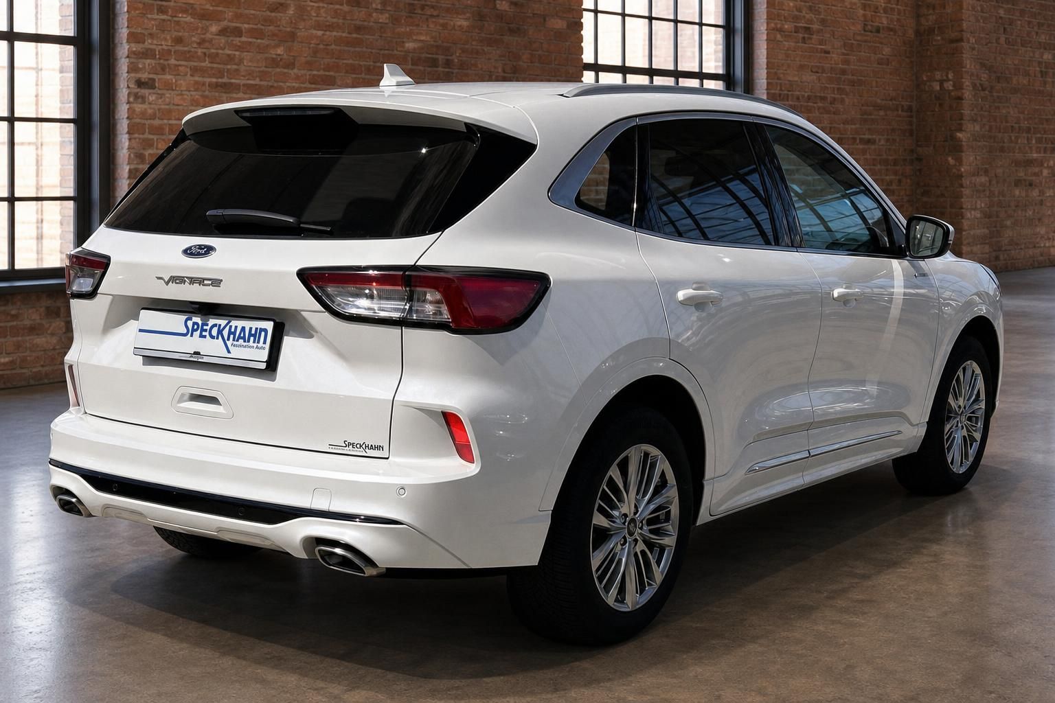 Ford Kuga Vignale in Weiß, Heckansicht seitlich im Showroom