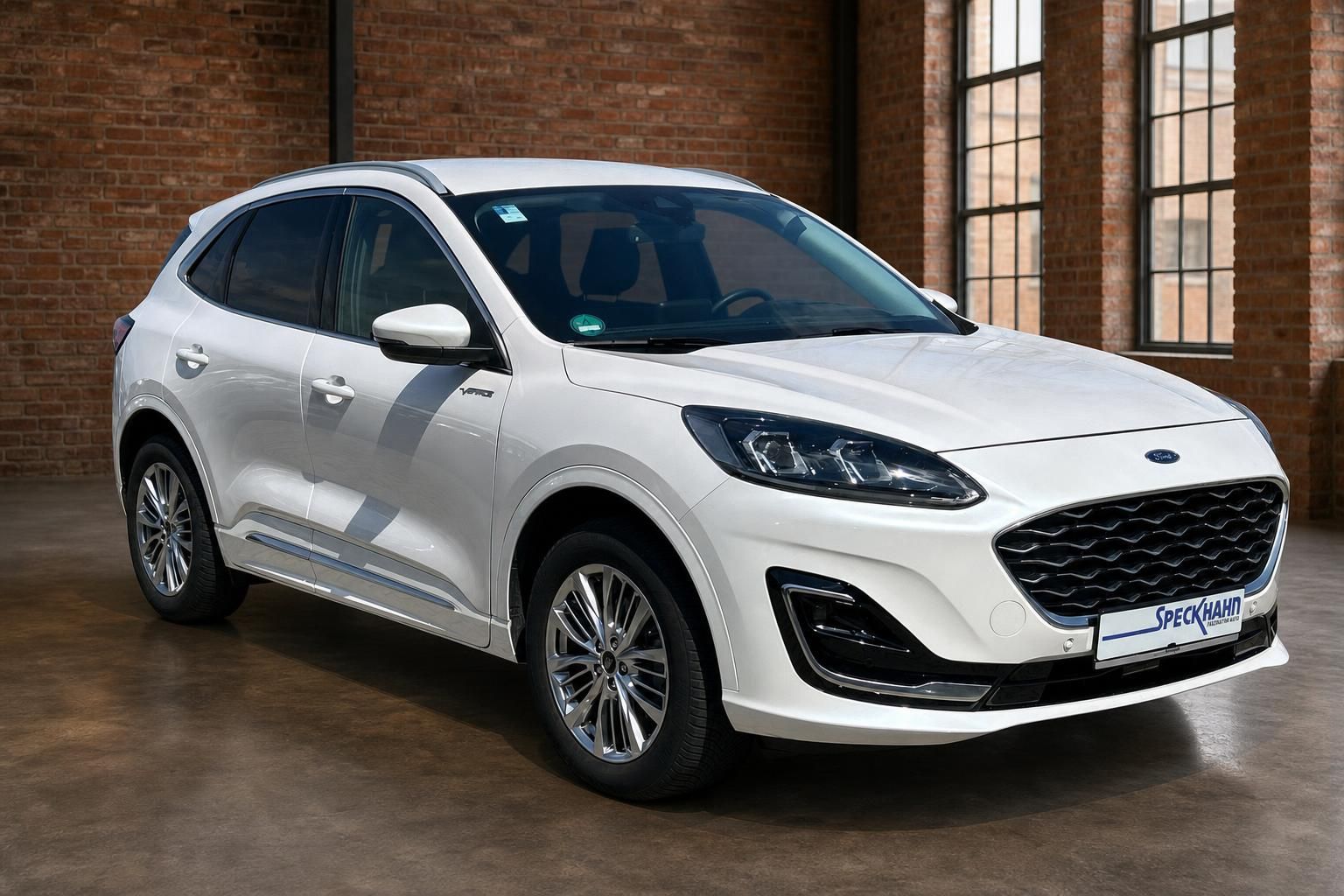 Ford Kuga Vignale in Weiß, Frontansicht mit Kühlergrill
