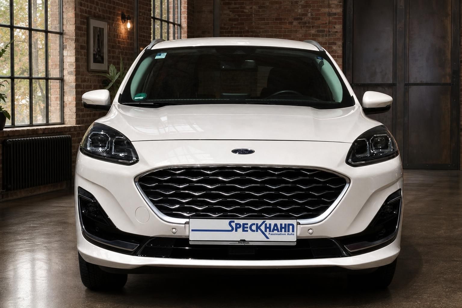 Ford Kuga weiß Frontansicht mit Kühlergrill und LED-Scheinwerfern