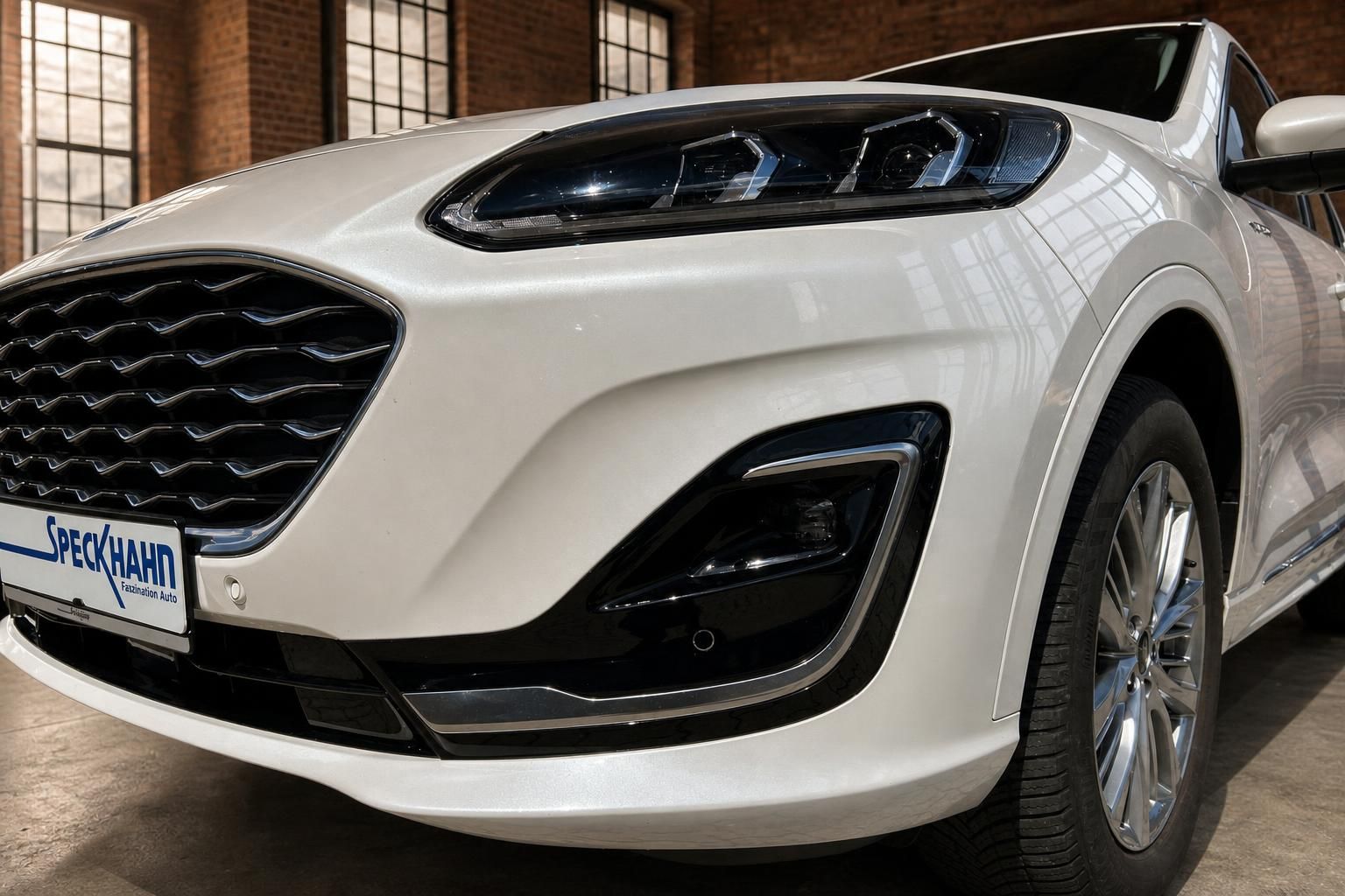 Ford Kuga weiß Frontstoßstange und Scheinwerfer Detailansicht