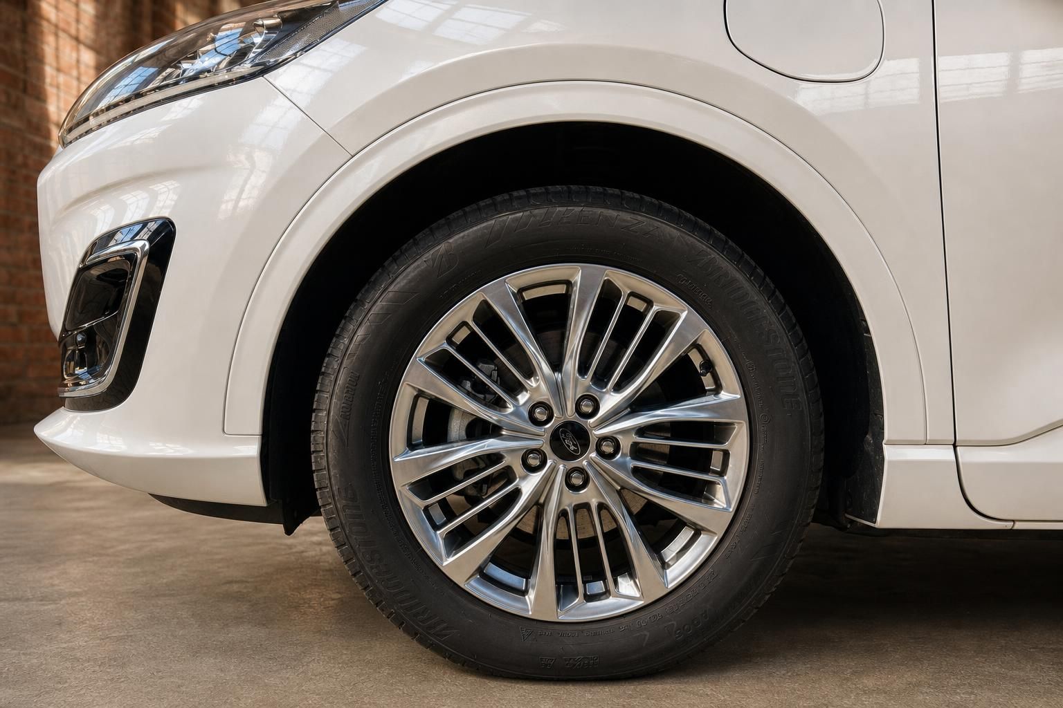 Ford Kuga weiß Felge und Reifen Nahaufnahme seitlich