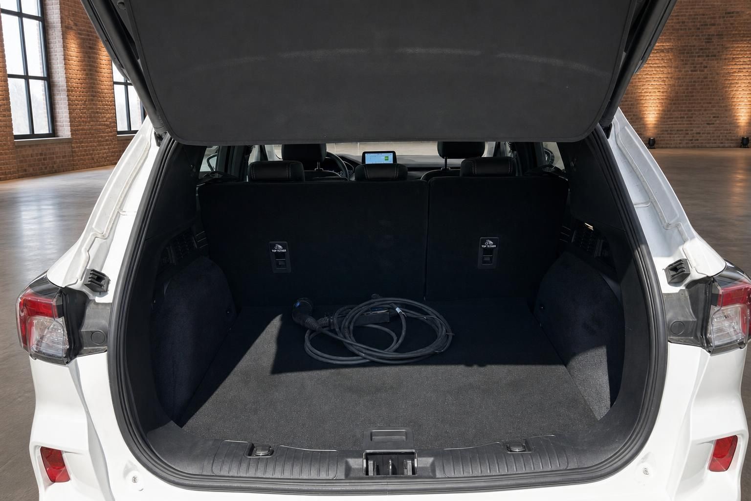 Ford Kuga Kofferraum mit Ladekabel und umklappbaren Rücksitzen