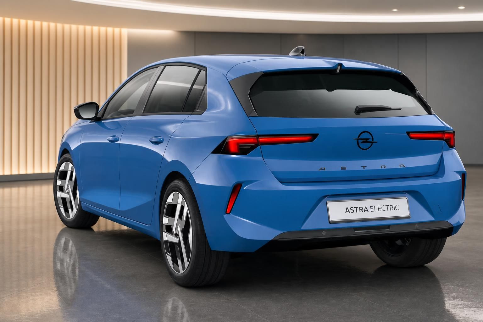 Opel Astra Electric in Blau, Heckansicht in moderner Ausstellung