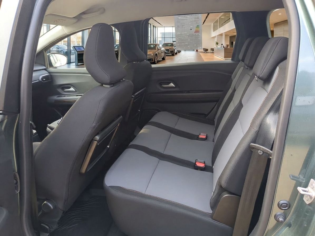 Dacia Rücksitzbank mit grauen Stoffsitzen und Dreipunkt-Sicherheitsgurten im Fond