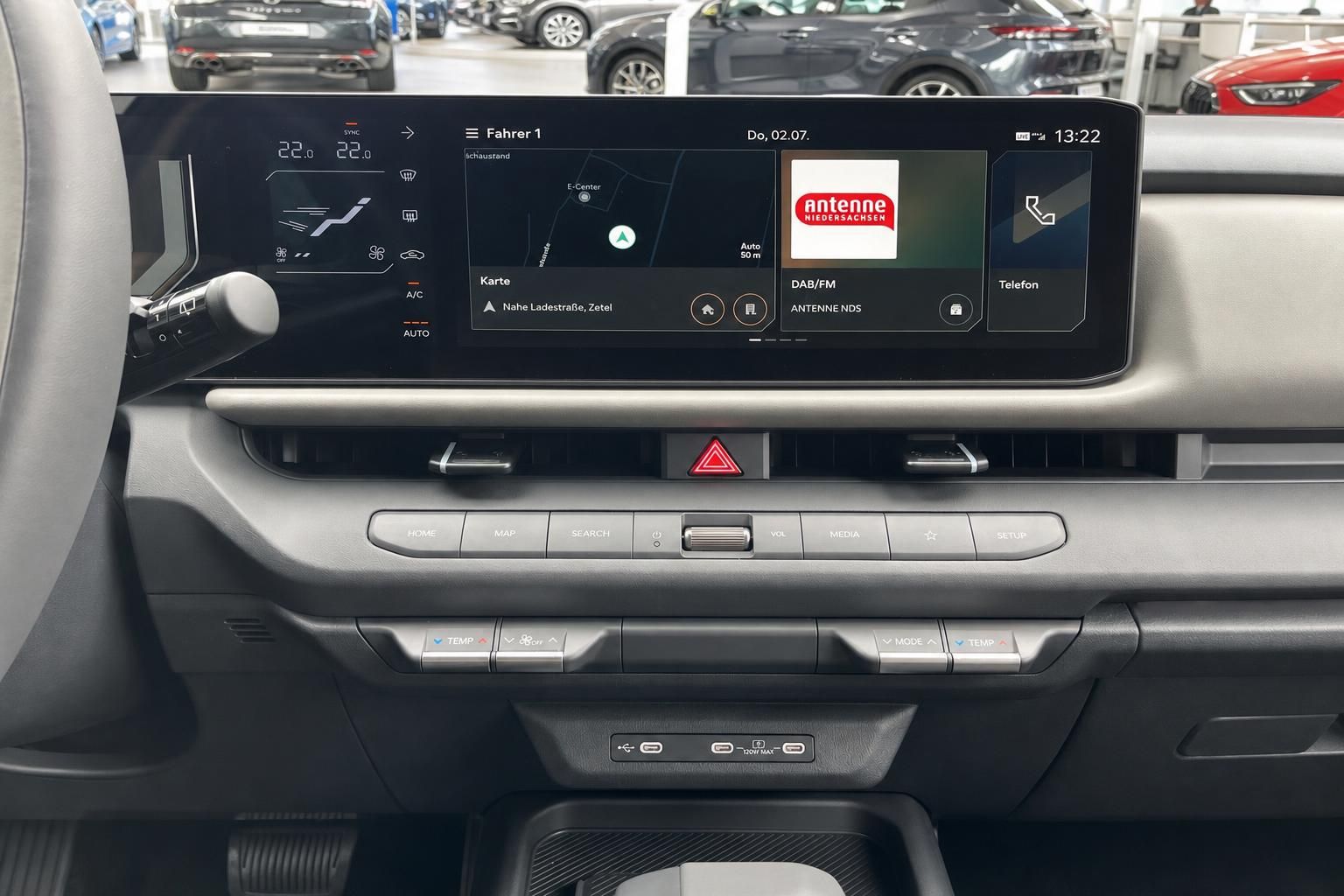 Kia Infotainment-Display mit Navigation, Klimasteuerung und Radio im Detail