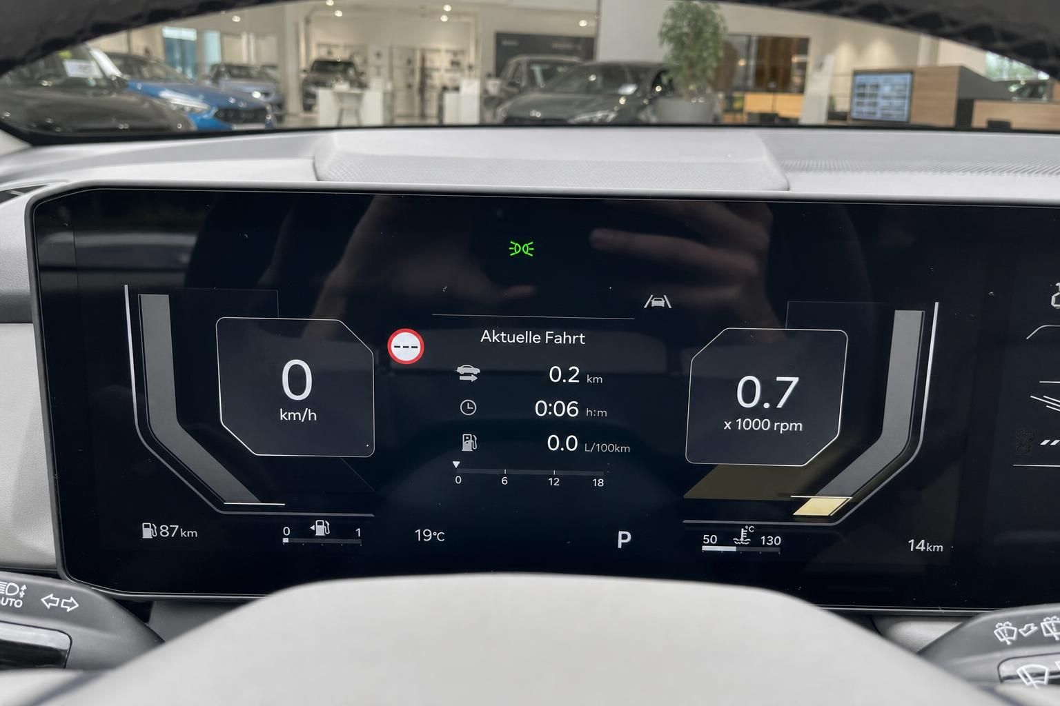 Digitales Tacho-Display zeigt Geschwindigkeit und Fahrdaten im Cockpit
