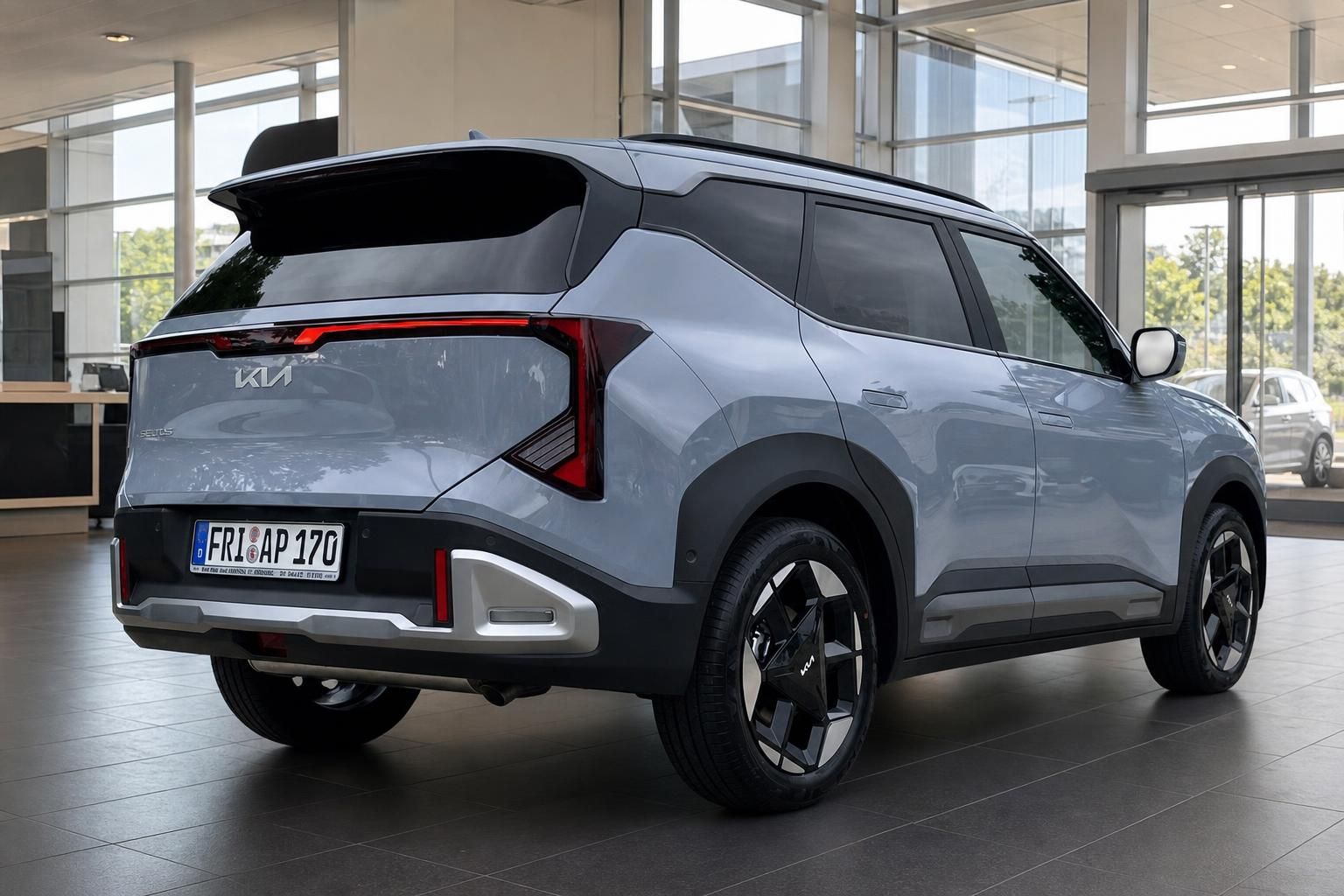 Kia Seltos Heckansicht seitlich in Blaugrau im Showroom